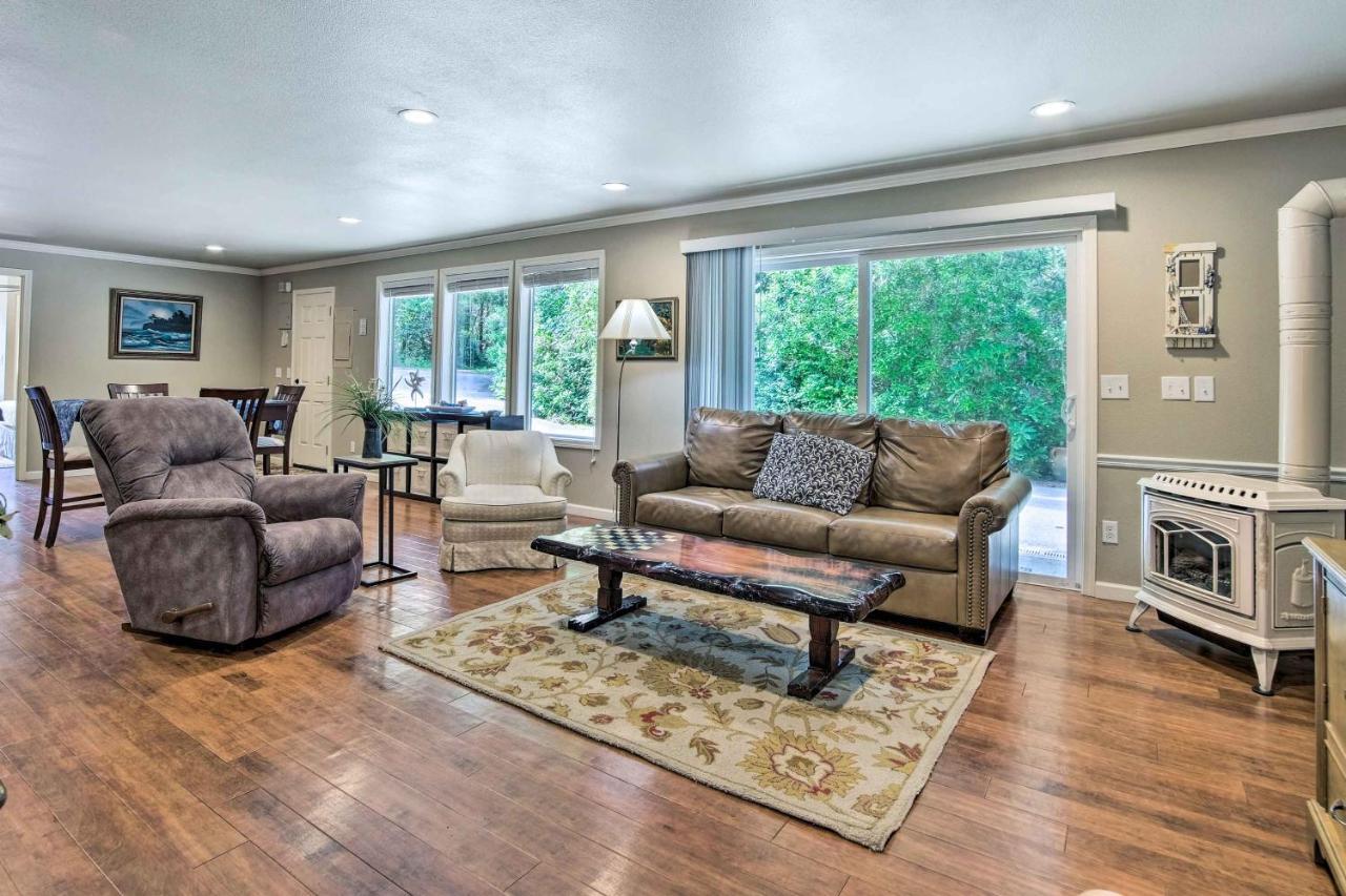 Coos Bay Retreat Less Than 2 Mi To Marina And Casino! 외부 사진